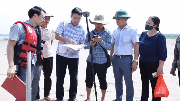 Việc phân định cắm mốc xác định vị trí, tọa độ được xã Cẩm Khê triển khai có sự chứng kiến của các đơn vị chức năng.