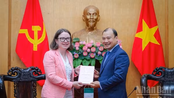 Đồng chí Lê Hải Bình, Ủy viên Trung ương Đảng, Phó Giám đốc Thường trực Học viện Chính trị quốc gia Hồ Chí Minh đã tiếp và làm việc với Đại sứ Cộng hòa Ireland tại Việt Nam Deirdre Ní Fhallúin. (Ảnh: BẢO LONG)