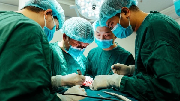 Các bác sĩ đang thực hiện ca phẫu thuật.