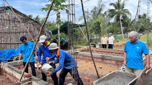 Lực lượng hội viên nông dân giúp nông dân nghèo xây nhà mới. (Ảnh: HOÀNG TRUNG)