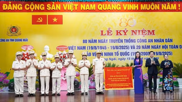 Lãnh đạo tỉnh Quảng Ngãi trao bức trướng mang dòng chữ "Công an tỉnh Quảng Ngãi đoàn kết, dân chủ, kỷ cương, đổi mới, hiệu quả, vì nước quên thân, vì dân phục vụ" cho tập thể lãnh đạo Công an tỉnh Quảng Ngãi.