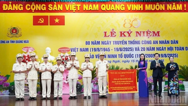 Lãnh đạo tỉnh Quảng Ngãi trao bức trướng mang dòng chữ "Công an tỉnh Quảng Ngãi đoàn kết, dân chủ, kỷ cương, đổi mới, hiệu quả, vì nước quên thân, vì dân phục vụ" cho tập thể lãnh đạo Công an tỉnh Quảng Ngãi.