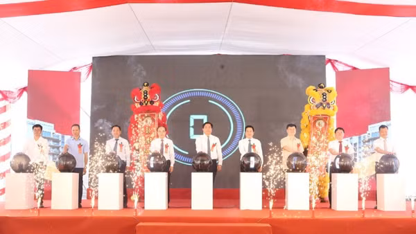 Chủ tịch Ủy ban nhân dân tỉnh Phú Thọ Trần Duy Đông và các đại biểu thực hiện nghi thức bấm nút khởi công Dự án nhà ở xã hội cao tầng NO3.