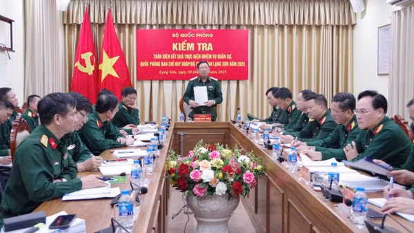 Thượng tướng Huỳnh Chiến Thắng, Ủy viên Trung ương Đảng, Phó Tổng Tham mưu trưởng Quân đội nhân dân Việt Nam phát biểu tại Ban Chỉ huy Bộ đội Biên phòng tỉnh Lạng Sơn.