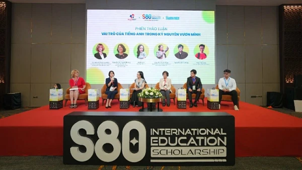 Các đại biểu tham gia thảo luận "Vai trò của tiếng Anh trong kỷ nguyên vươn mình" tại chương trình. 