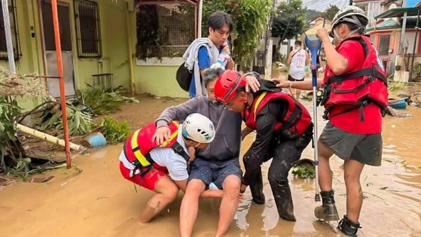 Các nhân viên cứu hộ di dời dân sau trận lũ do mưa lớn do bão Kalmaegi gây ra tại tỉnh Cebu, Philippines, ngày 4/11/2025. (Ảnh: Tân Hoa Xã)