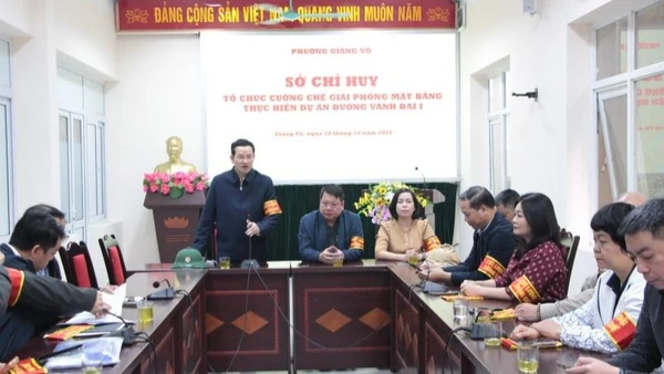 Cán bộ phường Giảng Võ họp triển khai phương án cưỡng chế giải phóng mặt bằng dự án đường Vành đai 1 đoạn Hoàng Cầu-Voi Phục sáng 10/12. (Ảnh: MH)