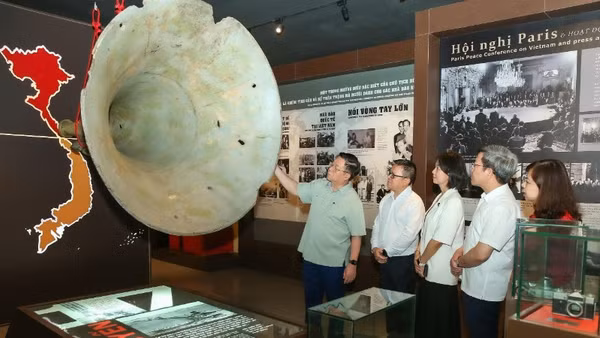 Đồng chí Nguyễn Trọng Nghĩa tìm hiểu các hiện vật quý tại Bảo tàng.