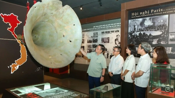 Đồng chí Nguyễn Trọng Nghĩa tìm hiểu các hiện vật quý tại Bảo tàng.