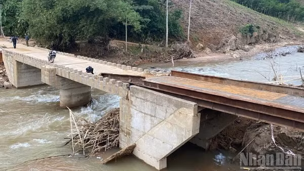 Sau 7 ngày nỗ lực thi công, cầu tạm Nước Bao đã được hoàn thiện.