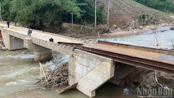 Sau 7 ngày nỗ lực thi công, cầu tạm Nước Bao đã được hoàn thiện.