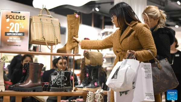 Người dân mua sắm tại một cửa hàng ở Geneva, Thụy Sĩ. (Ảnh: Xinhua)