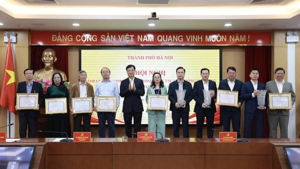 Bí thư Thành ủy Hà Nội Nguyễn Duy Ngọc tặng Bằng khen cho các tập thể có thành tích xuất sắc trong giải phóng mặt bằng đường Vành đai 1, đoạn Hoàng Cầu-Voi Phục.