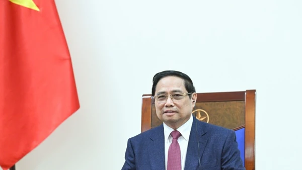 Thủ tướng Chính phủ Phạm Minh Chính điện đàm với Thủ tướng Singapore Lawrence Wong. (Ảnh: TRẦN HẢI)