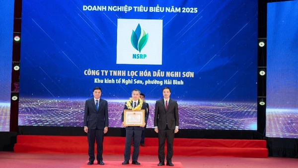 Npk Phú Mỹ: Triệu Tấn Kết Nối – Cho Mùa Bội Thu Ông Lê Nguyễn Quốc Vinh, Giám Đốc Nhà Máy, Đại Diện Cho Tập Thể Nsrp Nhận Bằng Khen “Doanh Nghiệp Tiêu Biểu Tỉnh Thanh Hóa Năm 2025”.