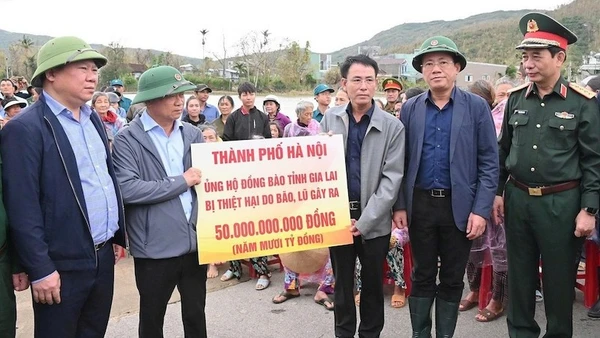 Lãnh đạo Thành ủy Hà Nội trao 50 tỷ đồng của thành phố Hà Nội ủng hộ đồng bào tỉnh Gia Lai bị thiệt hại do mưa lũ.