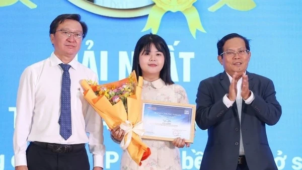 Tác giả Hoàng Nguyễn Vân Nhi (giữa) đoạt giải Nhất cuộc thi viết "Người thầy kính yêu" với tác phẩm “Những cô giáo Thành phố Hồ Chí Minh bền bỉ chở sách lên non”
