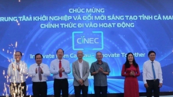 Đồng chí Bí thư Tỉnh ủy Cà Mau Nguyễn Hồ Hải (thứ ba, từ trái sang) và các đồng chí lãnh đạo tỉnh trong lễ khai trương Trung tâm Khởi nghiệp đổi mới sáng tạo của tỉnh tại phường Bạc Liêu. 