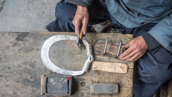 Nghệ nhân chế tác phụ kiện bạc tại tỉnh Hồ Nam, miền trung Trung Quốc. (Ảnh: Xinhua)