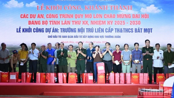 Thủ tướng Chính phủ Phạm Minh Chính tặng quà cho các hộ dân có hoàn cảnh khó khăn trên địa bàn 2 xã Yên Nhân và Bát Mọt tại lễ khánh thành. (Ảnh: TRẦN HẢI)