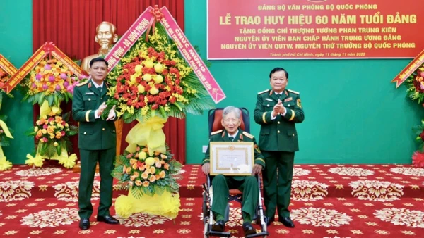 Trao Huy hiệu 60 năm tuổi Đảng cho Thượng tướng Phan Trung Kiên.