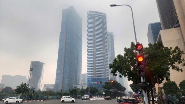 “Màn sương” bụi mịn độc hại bao phủ Hà Nội những ngày qua. (Ảnh MAI MAI)