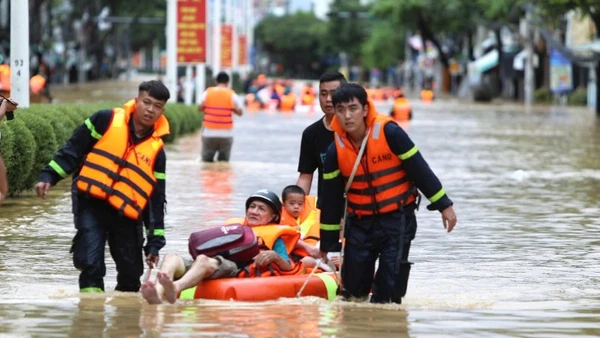 Lực lượng chức năng cứu hộ người dân khỏi khu vực ngập úng tại phường Tây Nha Trang.