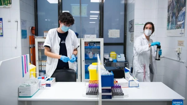 Nhân viên y tế làm việc tại một phòng khám ở Madrid, Tây Ban Nha. (Ảnh: Tân Hoa xã)