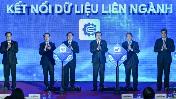 Chủ tịch Quốc hội Trần Thanh Mẫn và đại biểu thực hiện nghi thức ra mắt phiên bản chính thức của Cổng Pháp luật quốc gia. (Ảnh: DUY LINH)