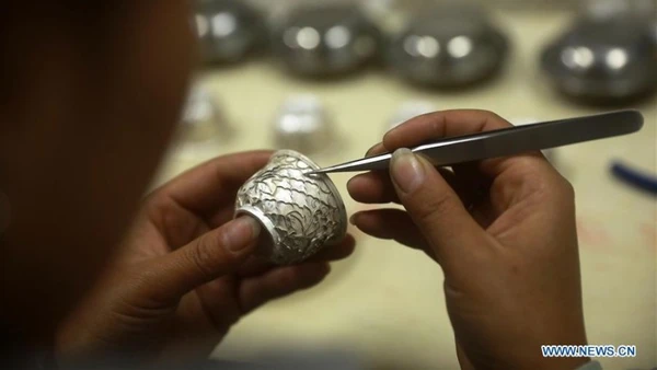 Nghệ nhân đang trang trí một chiếc chén rượu bằng bạc tại huyện Đan Trại, tỉnh Quý Châu, tây nam Trung Quốc. (Ảnh: Tân Hoa xã)