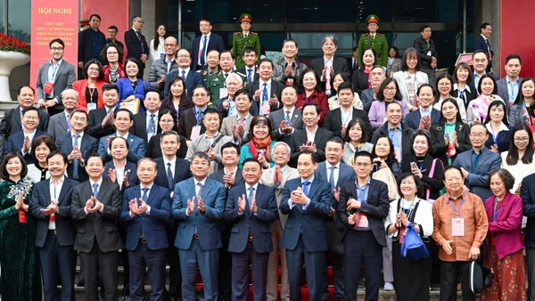 Thường trực Ban Bí thư Trần Cẩm Tú cùng các đồng chí lãnh đạo và các đại biểu dự hội nghị. (Ảnh: DUY LINH)