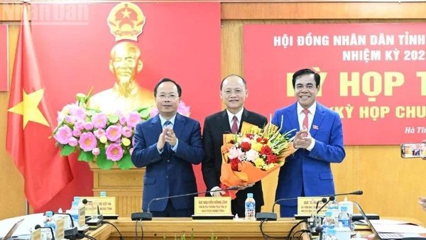 Các đồng chí Thường trực Tỉnh ủy Hà Tĩnh tặng hoa chúc mừng tân Chủ tịch Hội đồng nhân dân tỉnh Hà Tĩnh.