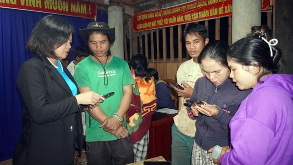 Lớp học “Bình dân học vụ số” tại xã Tu Mơ Rông, tỉnh Quảng Ngãi. (Ảnh: NGUYỄN THUYẾT)