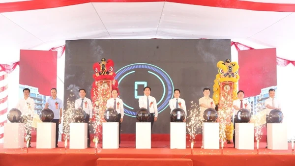 Chủ tịch Ủy ban nhân dân tỉnh Phú Thọ Trần Duy Đông và các đại biểu thực hiện nghi thức bấm nút khởi công Dự án nhà ở xã hội cao tầng NO3.