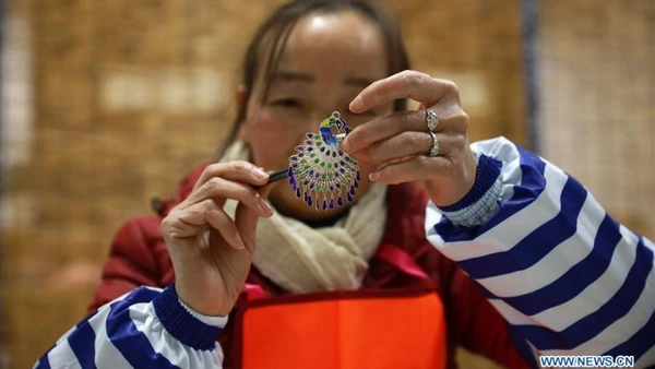 Một nghệ nhân đang làm một chiếc bông tai bằng bạc tại tỉnh Quý Châu, tây nam Trung Quốc. (Ảnh: Xinhua)