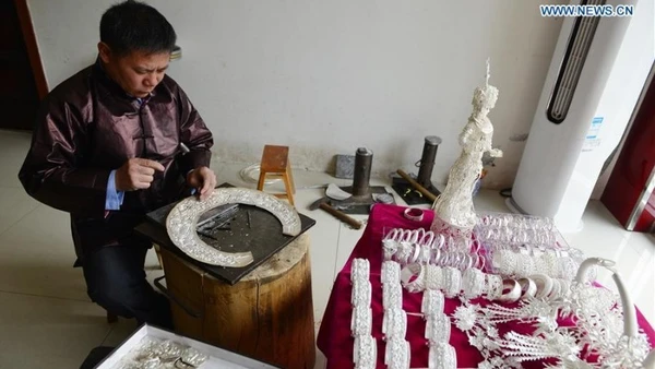 Thợ thủ công chế tác trang sức bạc tại một cửa hàng bạc ở tỉnh Quý Châu, tây nam Trung Quốc. (Ảnh: Xinhua)