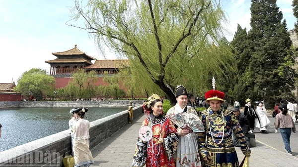 Du khách nước ngoài chụp ảnh với cổ trang tại Cố Cung-Tử Cấm Thành ở thành phố Bắc Kinh, Trung Quốc. (Ảnh: HỮU HƯNG)