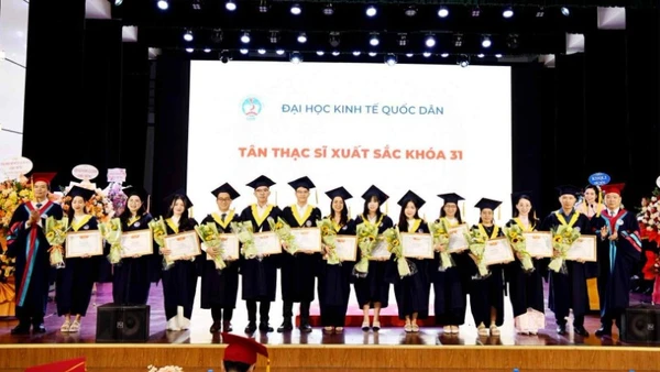 Lãnh đạo Đại học Kinh tế quốc dân trao bằng khen cho học viên khóa 31 có thành tích học tập xuất sắc. (Ảnh: TUẤN ANH)