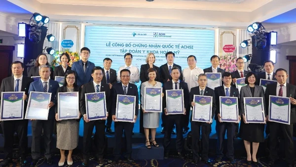 Đại diện 18 bệnh viện và phòng khám thuộc Tập đoàn Y khoa Hoàn Mỹ nhận chứng nhận tiêu chuẩn quốc tế về chất lượng chăm sóc sức khỏe ACHSI.