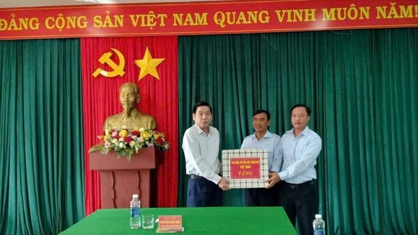 Thượng tướng Nguyễn Văn Gấu tặng quà Đội 584, Phòng Chính trị, Bộ Chỉ huy quân sự tỉnh Quảng Trị (đóng quân tại huyện Phalansay, tỉnh Savannakhet).