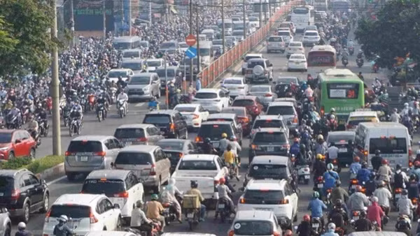 Các phương tiện lưu thông chen chúc tại các quốc lộ ra vào cửa ngõ Thành phố Hồ Chí Minh. (Ảnh: THẾ ANH)