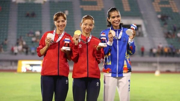 Nguyễn Thị Oanh, Đoàn Thu Hằng (bên trái) đoạt Huy chương Vàng và Bạc chạy 3.000m vượt chướng ngại vật.