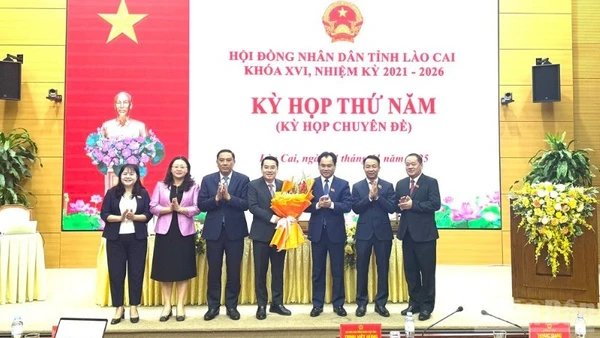 Lãnh đạo tỉnh Lào Cai tặng hoa chúc mừng Chủ tịch Ủy ban nhân dân tỉnh Nguyễn Tuấn Anh. (Ảnh: THANH SƠN)