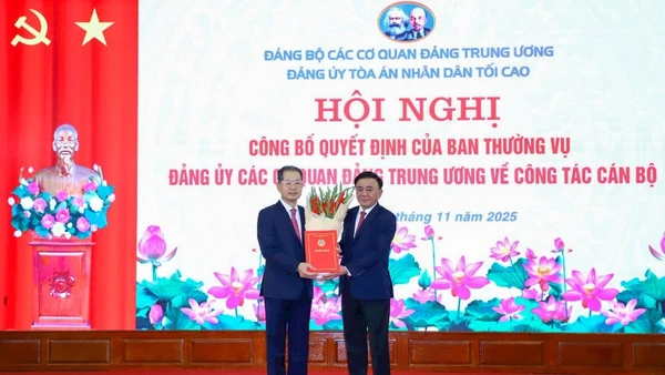 Thường trực Ban Bí thư Trần Cẩm Tú trao quyết định cho đồng chí Nguyễn Văn Quảng. (Ảnh: MAI ĐỈNH)