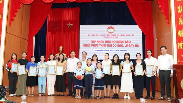 24 đơn vị, tổ chức, cá nhân đã tới ủng hộ với số tiền hơn 20 tỷ đồng trong chiều 3/12.