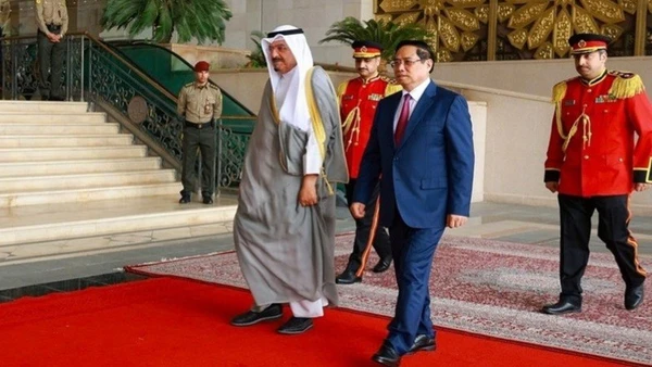 Thủ tướng Nhà nước Kuwait Sheikh Ahmad Abdullah Al-Ahmad Al Sabah chủ trì lễ đón Thủ tướng Phạm Minh Chính. (Ảnh: TTXVN)