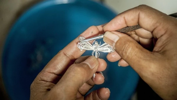 Công nhân chế tác sản phẩm trang sức bạc tại một xưởng ở Kotagede, Yogyakarta, Indonesia. (Ảnh: Xinhua)