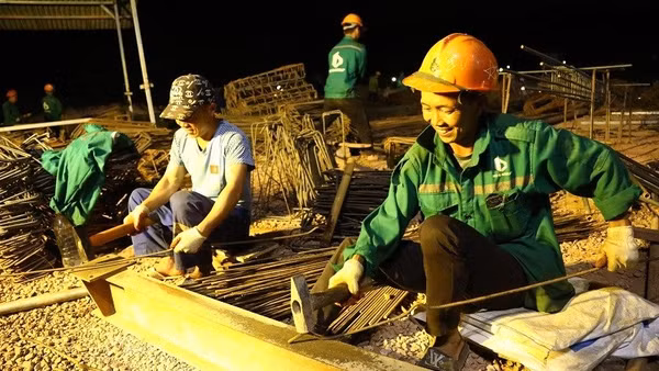 Trên công trường xây dựng Trường liên cấp Si Pa Phìn, mỗi ngày đều có 450 công nhân chia 3 ca làm việc cả ngày, đêm để đáp ứng tiến độ. 