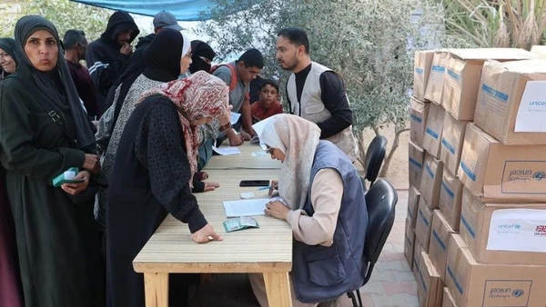 Người dân Gaza nhận hàng cứu trợ nhân đạo. (Ảnh: UN NEWS)