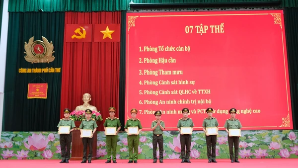 Giám đốc Công an thành phố Cần Thơ trao khen thưởng các tập thể, cá nhân có thành tích xuất sắc trong công tác.